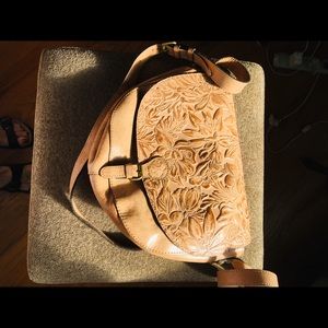 AWESOME MOTTLED TAUPE PATRICIA NASH CROSSBODY BAG W/FLORAL TOOLED PATTERN